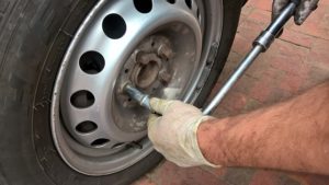 How to Change the Tires on Your Semi-Truck baltimore freightliner